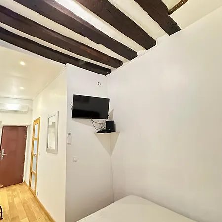 St Paul Marais Flat Ground Floor * Paris