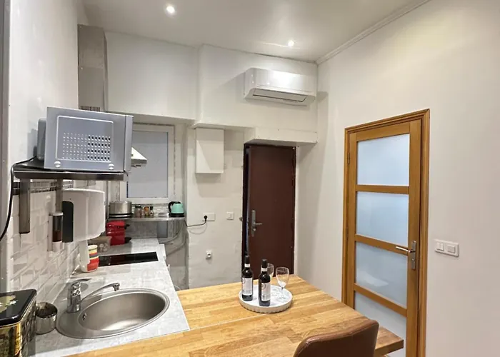 St Paul Marais Flat Ground Floor Apartment *